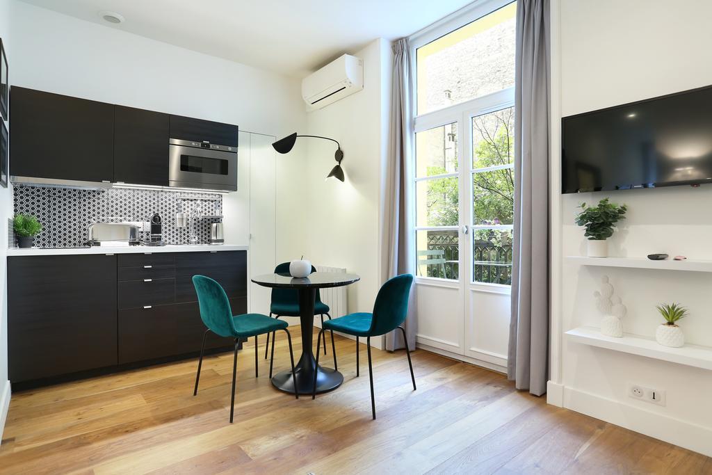 Rent A Room - Residence Blanche Parijs Buitenkant foto